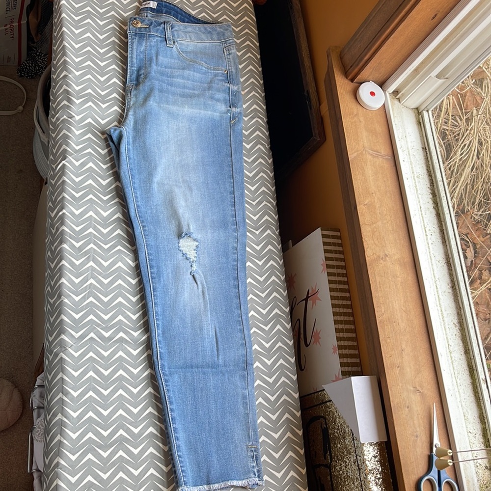 Distressed Mid-Rise Cut Off Jeans By Kensie Jeans 8/29 STRETCHY NWOT - Picture 4 of 14